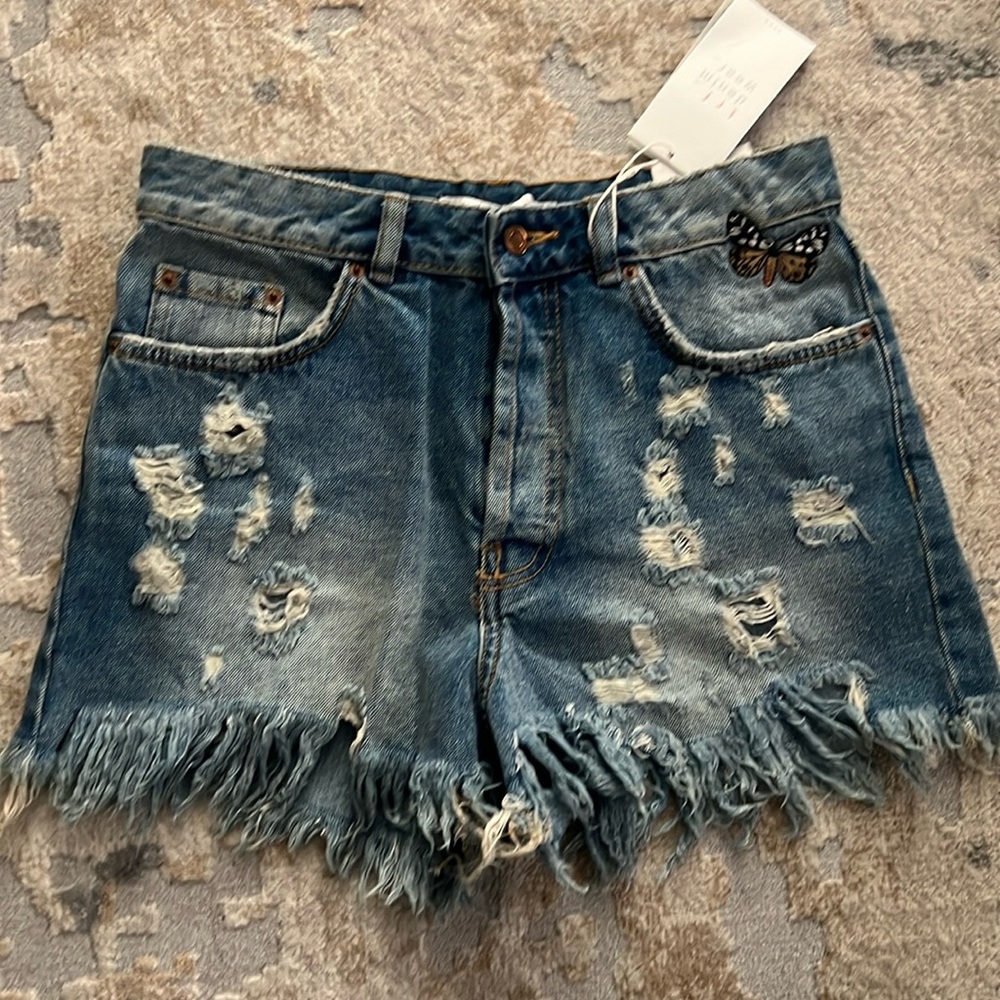 NEW Zara Distressed Denim Shorts with Butterfly , Size 6/ EU 38